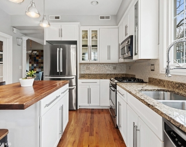 3034 N Greenview Avenue - Photo Thumbnail 4