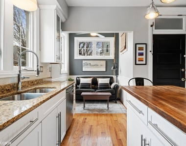 3034 N Greenview Avenue - Photo Thumbnail 6