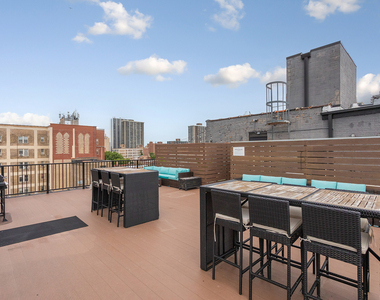 5718 N Winthrop Avenue - Photo Thumbnail 1