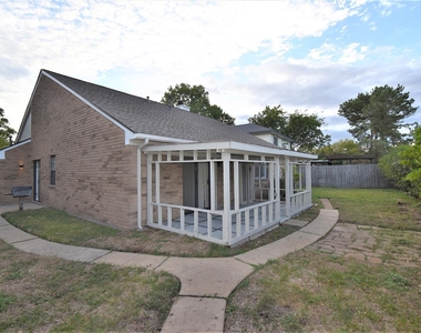 18058 Brooknoll Drive - Photo Thumbnail 8