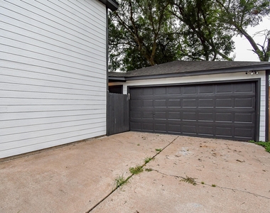 1815 Mustang Springs Drive - Photo Thumbnail 30