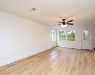 1815 Mustang Springs Drive - Photo Thumbnail 17
