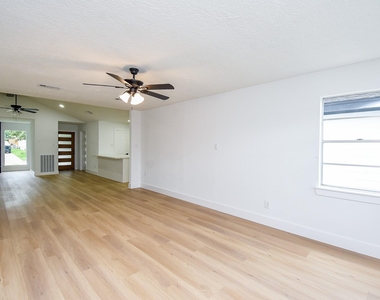 1815 Mustang Springs Drive - Photo Thumbnail 16