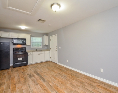 303 Vincent Street - Photo Thumbnail 7
