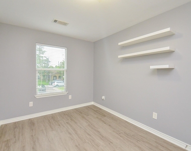 303 Vincent Street - Photo Thumbnail 10