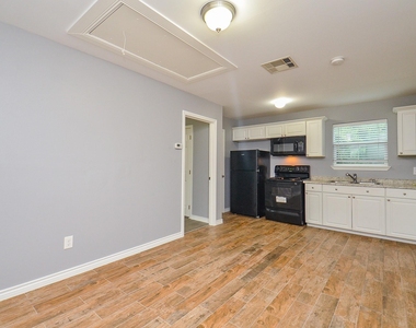 303 Vincent Street - Photo Thumbnail 6