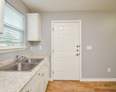 303 Vincent Street - Photo Thumbnail 3