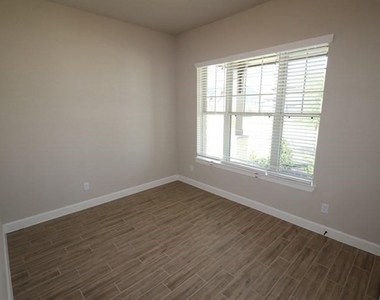5511 Mesa Estates Drive - Photo Thumbnail 12