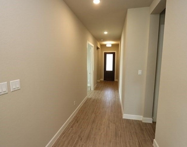5511 Mesa Estates Drive - Photo Thumbnail 2