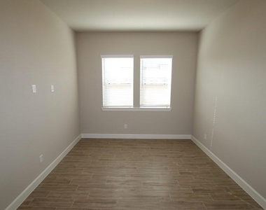 5511 Mesa Estates Drive - Photo Thumbnail 16
