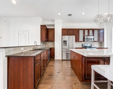 1322 Emancipation Avenue - Photo Thumbnail 6