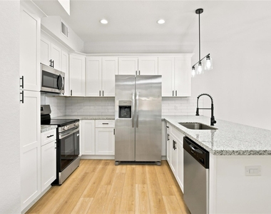 2024 Hampton Street - Photo Thumbnail 3