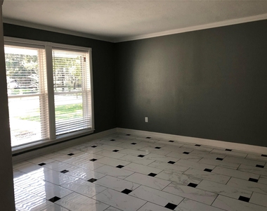 2606 N Woodloch Street - Photo Thumbnail 2
