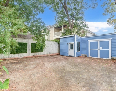 711 W 10th Street - Photo Thumbnail 14