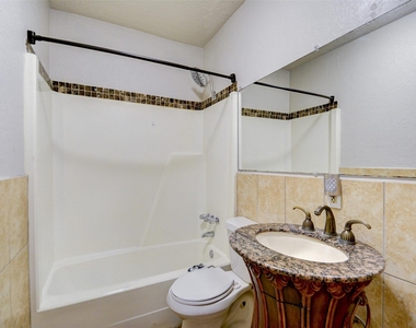 711 W 10th Street - Photo Thumbnail 10
