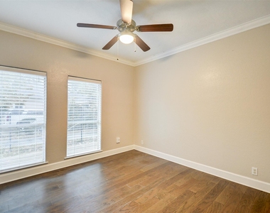711 W 10th Street - Photo Thumbnail 8