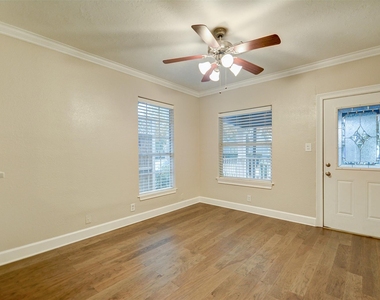 711 W 10th Street - Photo Thumbnail 4