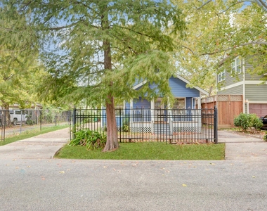 711 W 10th Street - Photo Thumbnail 2