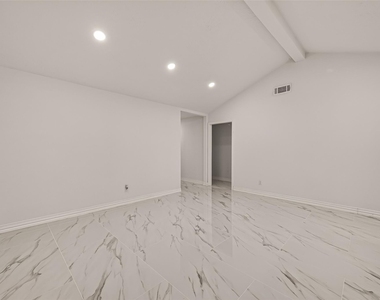 11434 Sharpview Drive - Photo Thumbnail 7