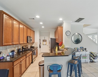 6443 Calgary Woods Lane - Photo Thumbnail 11