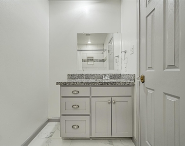 209 W 6th Street - Photo Thumbnail 15
