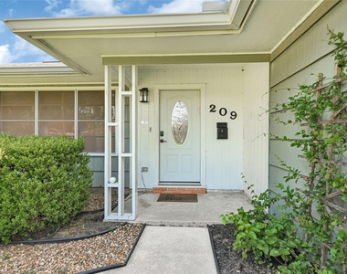 209 W 6th Street - Photo Thumbnail 2