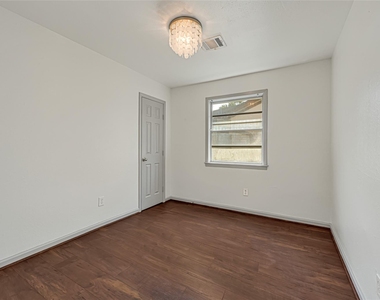 209 W 6th Street - Photo Thumbnail 21