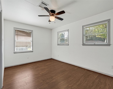209 W 6th Street - Photo Thumbnail 17