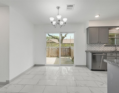 209 W 6th Street - Photo Thumbnail 6