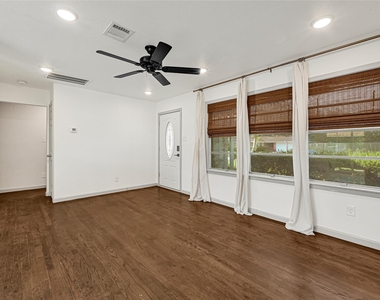 209 W 6th Street - Photo Thumbnail 8