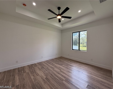 469 Woodman Drive - Photo Thumbnail 7