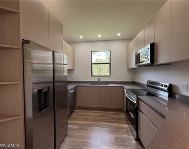 469 Woodman Drive - Photo Thumbnail 4