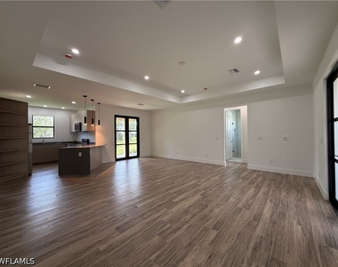469 Woodman Drive - Photo Thumbnail 6