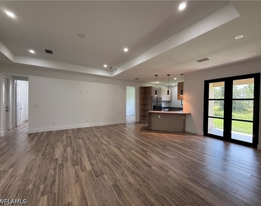 469 Woodman Drive - Photo Thumbnail 5
