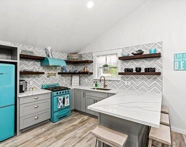 5423 Avenue R - Photo Thumbnail 8