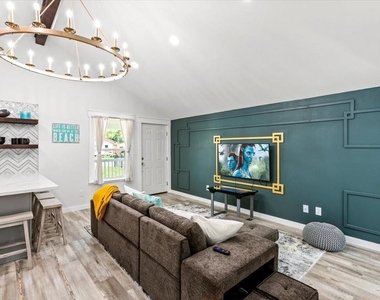 5423 Avenue R - Photo Thumbnail 3