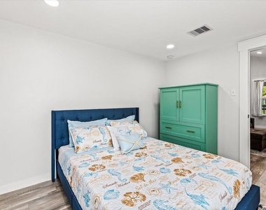 5423 Avenue R - Photo Thumbnail 16