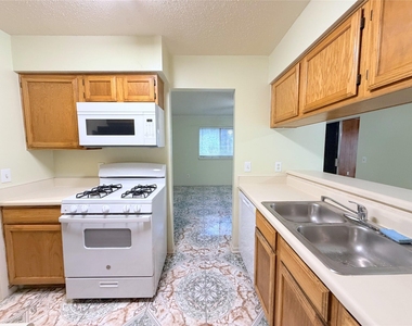 6711 Prairie Village Drive - Photo Thumbnail 4