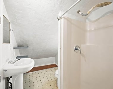 824 W 17th Street - Photo Thumbnail 10