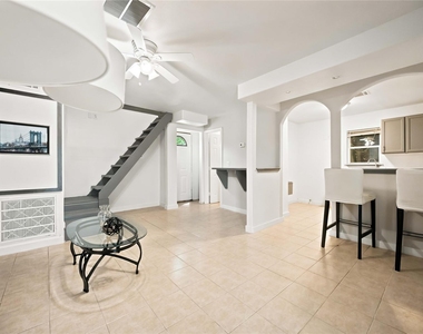 824 W 17th Street - Photo Thumbnail 5