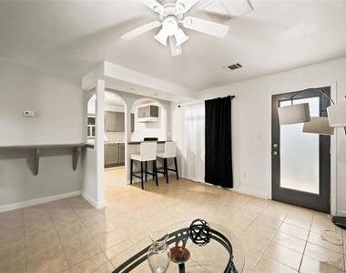 824 W 17th Street - Photo Thumbnail 3
