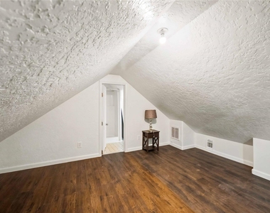 824 W 17th Street - Photo Thumbnail 8