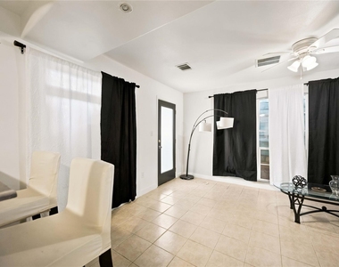 824 W 17th Street - Photo Thumbnail 2