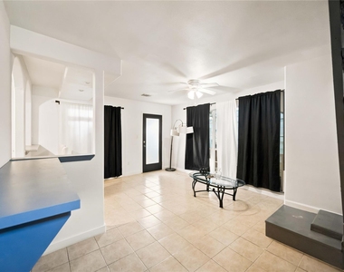 824 W 17th Street - Photo Thumbnail 1