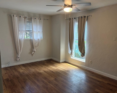 1209 N Roberson Street - Photo Thumbnail 7