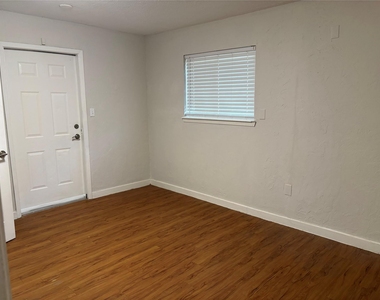 1209 N Roberson Street - Photo Thumbnail 11