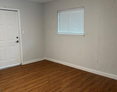 1209 N Roberson Street - Photo Thumbnail 10