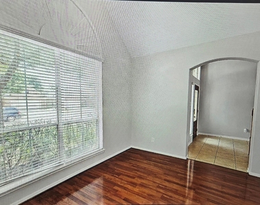 2931 Auburn Falls Lane - Photo Thumbnail 4