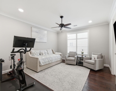 315 E 24th Street - Photo Thumbnail 17