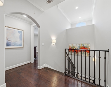 315 E 24th Street - Photo Thumbnail 16